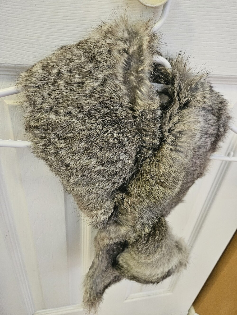Exquisitely Soft Silver-Grey Real Fur Scarf Approx 38" Long x 5.5" Wide - Picture 5 of 16